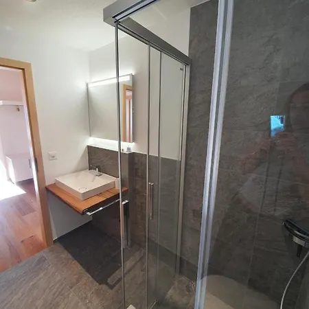 Alpen-park Dachwohnung Ost アパート